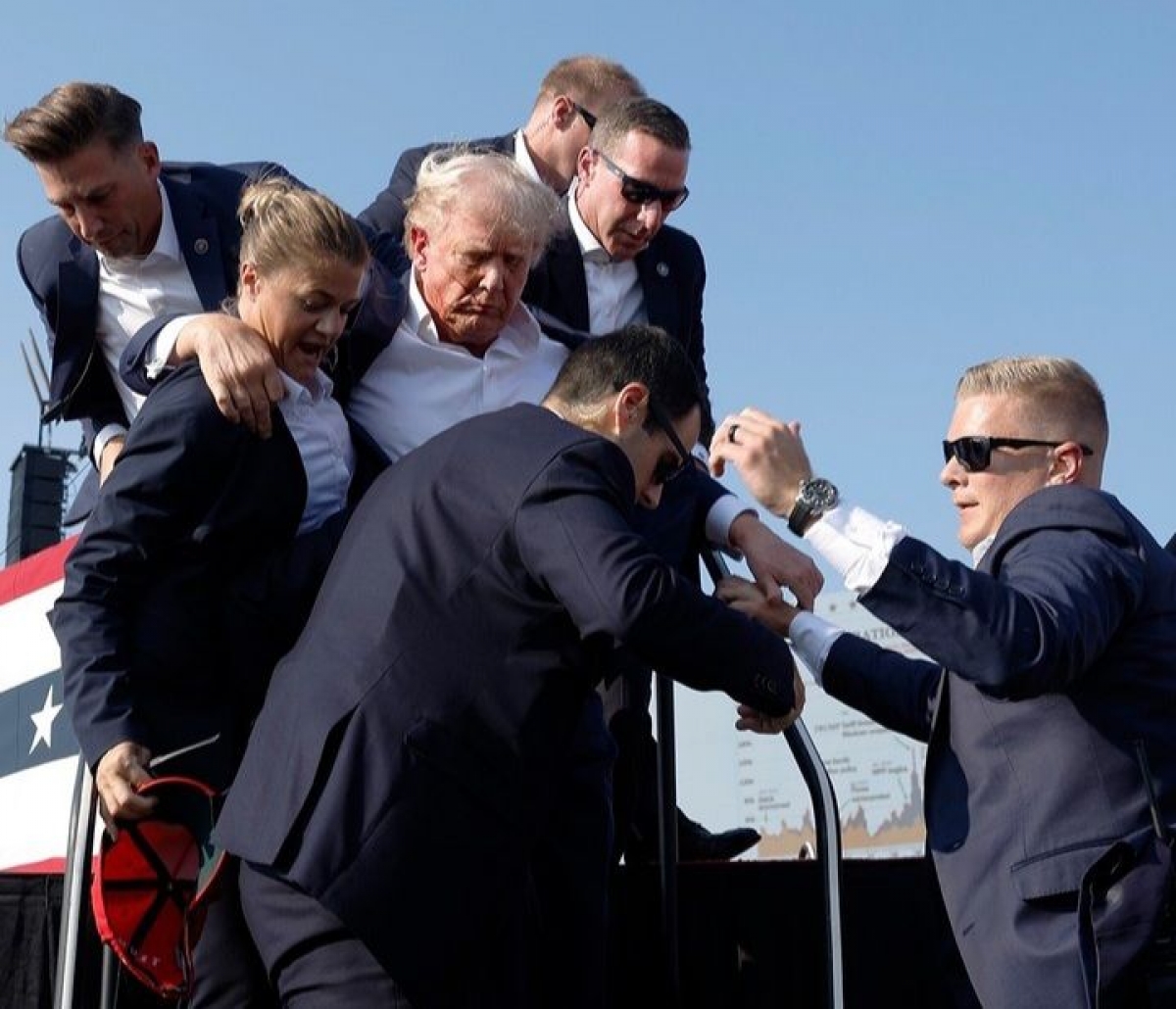 Duas pessoas morreram após tiros em comício de Trump, diz jornal — imagem 2